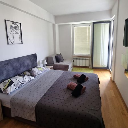 Modern & Trendy Apartment Skopje Bagian luar foto